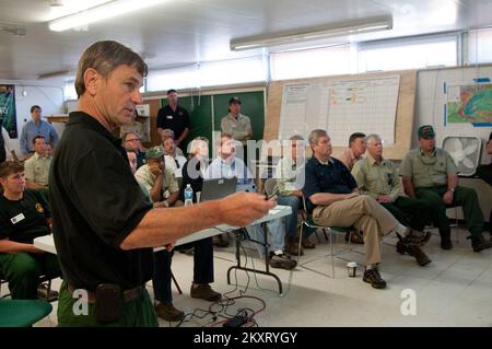 Fuoco - Fort Collins, Colom. , 16 giugno 2012 il comandante dell'incidente di High Park Bill Hahnenberg conduce un briefing del fuoco del posto di comando di incidente per Gov. John Hickenlooper (2nd fila, all'estrema destra), Sen. Mark Udall (2nd fila, al centro), Sen. Michael Bennet (2nd fila, a sinistra) e l'amministratore della Regione VIII della FEMA Robin Finegan (3rd fila, a sinistra) il sab. , 16 giugno 2012.. Colorado High Park Wildfire. Fotografie relative a disastri e programmi, attività e funzionari di gestione delle emergenze Foto Stock