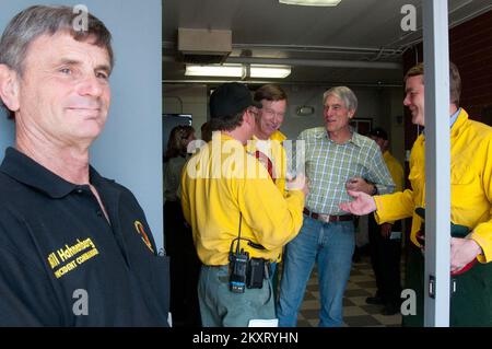 Fuoco - Fort Collins, Colom. , 16 giugno 2012 High Park Fire Incident Commander Bill Hahnenberg (a sinistra), Larimer Sheriff Justin Smith (a sinistra), Gov. John Hickenlooper (2nd a sinistra), Sen. Mark Udall (2nd a destra) e Sen. Michael Bennet (all'estrema destra) si riuniscono dopo un briefing del High Park Fire Incident Command Post su Sat. , 16 giugno 2012.. Colorado High Park Wildfire. Fotografie relative a disastri e programmi, attività e funzionari di gestione delle emergenze Foto Stock