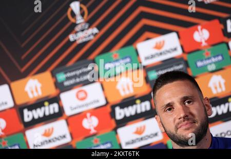 Duje Cop di GNK Dinamo parla in conferenza stampa alla Cegeka Arena in vista della partita della UEFA Europa League tra Genk e Dinamo Zagreb, a Genk, Belgio, il 29 settembre 2021. Foto: Marko Prpic/PIXSELL Foto Stock