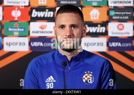 Duje Cop di GNK Dinamo parla in conferenza stampa alla Cegeka Arena in vista della partita della UEFA Europa League tra Genk e Dinamo Zagreb, a Genk, Belgio, il 29 settembre 2021. Foto: Marko Prpic/PIXSELL Foto Stock