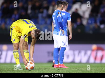 GENK, BELGIO - 30 SETTEMBRE: Bruno Petkovic di Dinamo Zagreb si prepara a calciare un secondo colpo di rigore durante la partita H del gruppo UEFA Europa League tra KRC Genk e Dinamo Zagreb alla Luminus Arena il 30 settembre 2021 a Genk, Belgio. Foto: Marko Prpic/PIXSELL Foto Stock