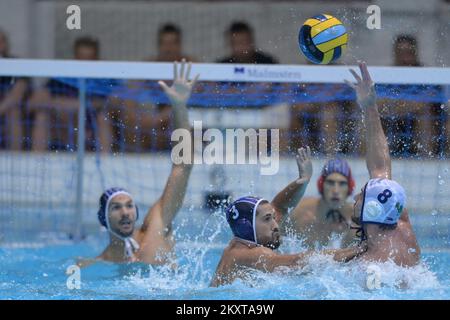 Gardikas Nikolaos e Dario Rakovac durante il turno di qualificazione II della Champions League pallanuoto, Gruppo D, tra HAVK Mladost Zagreb e GS Apollon Smyrnis Foto: Igor soban/PIXSELL Foto Stock