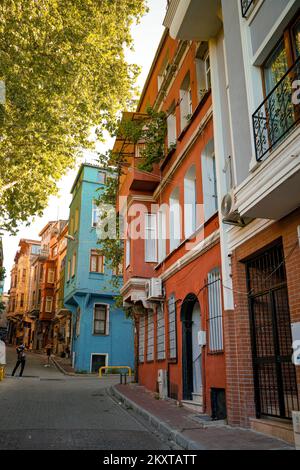 Vista sulla strada del quartiere Balat a Istanbul. Balat è popolare attrazione turistica a Istanbul, Turchia. Foto Stock