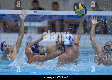 Gardikas Nikolaos e Dario Rakovac durante il turno di qualificazione II della Champions League pallanuoto, Gruppo D, tra HAVK Mladost Zagreb e GS Apollon Smyrnis Foto: Igor soban/PIXSELL Foto Stock