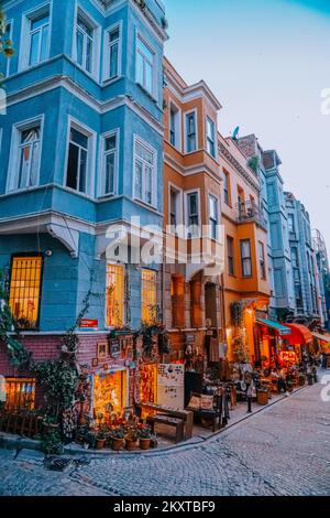 Vista sulla strada del quartiere Balat a Istanbul. Balat è popolare attrazione turistica a Istanbul, Turchia. Foto Stock