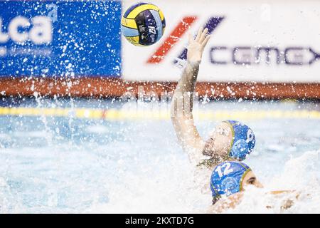 Duje Pejkovic di Jadran Split in azione durante la Champions League Qualification Round 2, Goup F waterpolo match Jadran Split e CSM Oradea il 10 ottobre 2021 alle piscine Poljud di Spalato, in Croazia. Foto: Milano SABIC/PIXSELL Foto Stock