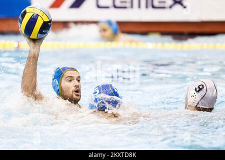 Duje Pejkovic di Jadran Split in azione durante la Champions League Qualification Round 2, Goup F waterpolo match Jadran Split e CSM Oradea il 10 ottobre 2021 alle piscine Poljud di Spalato, in Croazia. Foto: Milano SABIC/PIXSELL Foto Stock