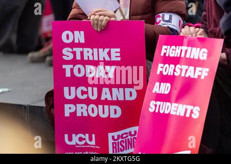 Londra, Regno Unito. 30th Nov 2022. Rally e marzo per pagamento e condizioni da parte della UCU e CWU Credit: Ian Davidson/Alamy Live News Foto Stock