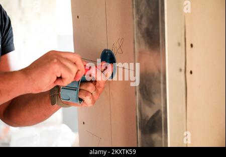 Lavoratore con speciale trapano utensile elettrico per presa elettrica durante la ristrutturazione di Homer Zagreb, Croazia, il 18 settembre 2021. Foto: Emica Elvedji/PIXSELL Foto Stock