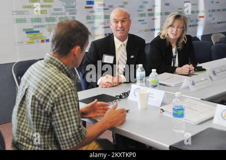 Inondazione grave Storm - Duluth, Minn. , 31 luglio 2012 Mark Dunaski (a sinistra), assistente commissario del Dipartimento di pubblica sicurezza del Minnesota, fa domande a Mark Neveau (centro), coordinatore federale per gli sforzi di recupero di disastro nello stato, E Suzann Covie (a destra), Vice Presidente Federale di coordinamento, a conclusione di un incontro congiunto tra il comando e il personale generale. La Federal Emergency Management Agency sta collaborando con i funzionari statali del Minnesota per il recupero delle inondazioni. Norman Lenburg/FEMA. Duluth, Minn., 31 luglio 2012 -- Mark Dunaski (a sinistra), assistente commissario o Foto Stock