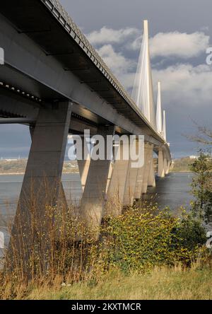 Vista lungo la lunghezza a valle del ponte Queensferry Crossing attraverso Firth of Forth vicino a Edimburgo visto da sotto il ponte nel South Queensferry. Foto Stock