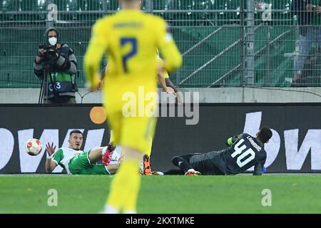VIENNA, AUSTRIA - 21 OTTOBRE: Goleeper di Dinamo Zagreb Dominik Livakovic fa un salvataggio durante la partita H del gruppo UEFA Europa League tra Rapid Wien e Dinamo Zagreb allo stadio Allianz il 21 ottobre 2021 a Vienna, Austria. Foto: Marko Lukunic/PIXSELL Foto Stock