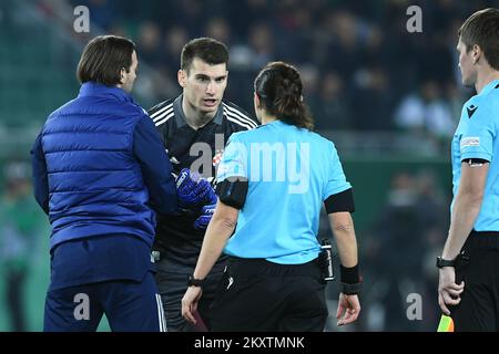 VIENNA, AUSTRIA - 21 OTTOBRE: Golakeeper di Dinamo Zagreb Dominik Livakovic si lamenta all'arbitro Kateryna Monzul durante la partita H del gruppo UEFA Europa League tra Rapid Wien e Dinamo Zagreb allo stadio Allianz il 21 ottobre 2021 a Vienna, Austria. Foto: Marko Lukunic/PIXSELL Foto Stock