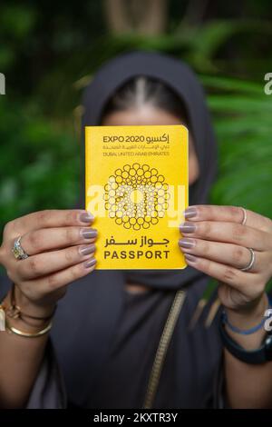 La donna è in possesso di un passaporto expo a Dubai, negli Emirati Arabi Uniti, il 24 ottobre 2021. Dopo un anno di ritardo dovuto alla pandemia COVID-19, l'atteso Expo 2020 Dubai ha aperto le sue porte ai visitatori il 1 ottobre. Foto Stock