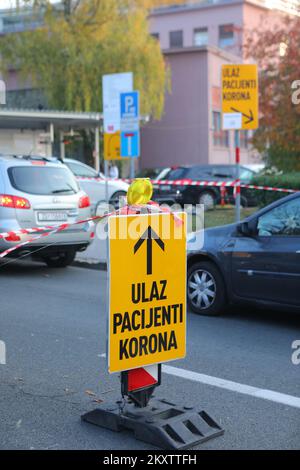 Le persone sono in attesa di vaccinazioni contro la malattia del coronavirus (COVID-19) di fronte all'Ospedale universitario per le malattie infettive Dr. Fran Mihaljevic, a Zagabria, in Croazia, il 28 ottobre 2021. Nelle ultime 24 ore, 4,154 nuovi casi sono stati registrati in Croazia Foto: Tomislav Miletic/PIXSELL Foto Stock