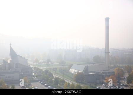 Una parte della città di Sarajevo è raffigurata durante una giornata di nebbia a Sarajevo, in Bosnia-Erzegovina, il 30 ottobre 2021. Secondo IQAir, una piattaforma di informazioni sulla qualità dell'aria in tempo reale, Sarajevo ha al momento l'aria più inquinata di tutte le città del mondo. Foto: Armin Durgut/PIXSELL Foto Stock