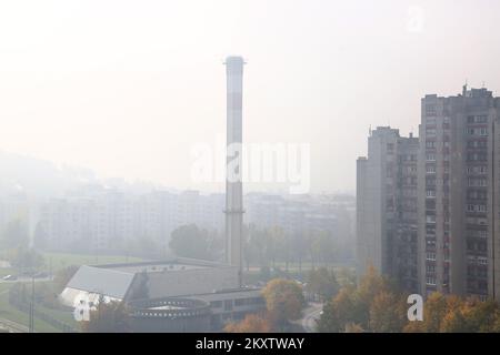 Una parte della città di Sarajevo è raffigurata durante una giornata di nebbia a Sarajevo, in Bosnia-Erzegovina, il 30 ottobre 2021. Secondo IQAir, una piattaforma di informazioni sulla qualità dell'aria in tempo reale, Sarajevo ha al momento l'aria più inquinata di tutte le città del mondo. Foto: Armin Durgut/PIXSELL Foto Stock