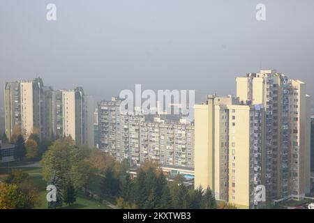 Una parte della città di Sarajevo è raffigurata durante una giornata di nebbia a Sarajevo, in Bosnia-Erzegovina, il 30 ottobre 2021. Secondo IQAir, una piattaforma di informazioni sulla qualità dell'aria in tempo reale, Sarajevo ha al momento l'aria più inquinata di tutte le città del mondo. Foto: Armin Durgut/PIXSELL Foto Stock