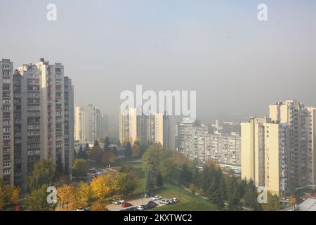 Una parte della città di Sarajevo è raffigurata durante una giornata di nebbia a Sarajevo, in Bosnia-Erzegovina, il 30 ottobre 2021. Secondo IQAir, una piattaforma di informazioni sulla qualità dell'aria in tempo reale, Sarajevo ha al momento l'aria più inquinata di tutte le città del mondo. Foto: Armin Durgut/PIXSELL Foto Stock