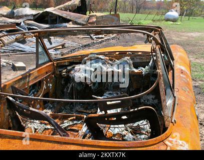 Temperature estreme fuoco selvaggio - Mannford, Okla. , 28 agosto 2012 il calore intenso dal fuoco selvatico in Creek County dovrebbe essere più di 1.000 gradi Celsius per fondere il vetro in questa automobile parcheggiata nel vialetto di accesso della casa bruciata. Centinaia di famiglie sono ritornate per trovare le loro case e le proprietà personali completamente distrutte. FEMA sta fornendo i fondi per aiutare il proprietario di abitazione ad iniziare il loro recupero. Patricia Brach/FEMA. Oklahoma Freedom Wildfire. Fotografie relative a disastri e programmi, attività e funzionari di gestione delle emergenze Foto Stock