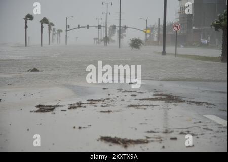 Uragano alluvione/tempesta tropicale - Gulfport, Miss. , 29 agosto 2012 acqua e vento pastella autostrada 90 a Gulfport da Hurricane Isaac. La FEMA collabora con le amministrazioni statali e locali per fornire assistenza alle aree interessate. . Uragano Mississippi Isaac. Fotografie relative a disastri e programmi, attività e funzionari di gestione delle emergenze Foto Stock