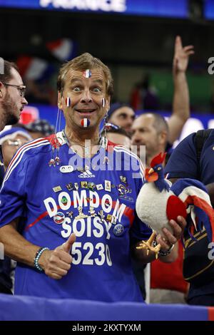 Doha, Qatar. 30th Nov 2022. DOHA - sostenitore della Francia durante la Coppa del mondo FIFA Qatar 2022 gruppo D incontro tra Tunisia e Francia al Education City Stadium il 30 novembre 2022 a Doha, Qatar. AP | Dutch Height | MAURICE OF STONE Credit: ANP/Alamy Live News Foto Stock