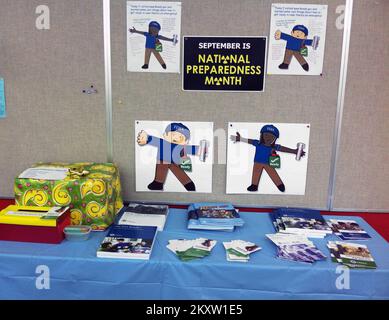 Cedar Rapids, Iowa, 31 agosto 2012 la biblioteca pubblica di Cedar Rapids espone materiali di preparazione al disastro di FEMA durante il mese nazionale di preparazione 2012. L'esposizione presenta poster Flat Stanley e Flat Stella. I bambini sono invitati a colorare le pagine di Flat Stanley e Stella che saranno esposte in biblioteca nel mese di settembre. Foto per gentile concessione di Cedar Rapids Public Library... Fotografie relative a disastri e programmi, attività e funzionari di gestione delle emergenze Foto Stock