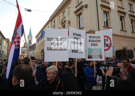 Manifestanti durante le manifestazioni a Zagabria, Croazia, il 13 novembre 2021. Molte persone si sono riunite per protestare contro i certificati COVID, il che significa che i cittadini devono essere vaccinati o avere un test negativo per entrare in alcune aree pubbliche. La protesta è stata organizzata da Vigilare, associazione cattolica coattiva, di fronte a San Piazza Marco. Foto: Emica Elvedij/PIXSELL Foto Stock