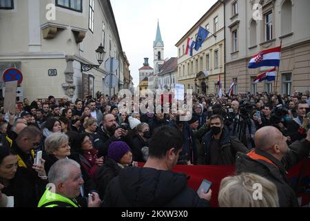 Manifestanti durante le manifestazioni a Zagabria, Croazia, il 13 novembre 2021. Molte persone si sono riunite per protestare contro i certificati COVID, il che significa che i cittadini devono essere vaccinati o avere un test negativo per entrare in alcune aree pubbliche. La protesta è stata organizzata da Vigilare, associazione cattolica coattiva, di fronte a San Piazza Marco. Foto: Emica Elvedij/PIXSELL Foto Stock