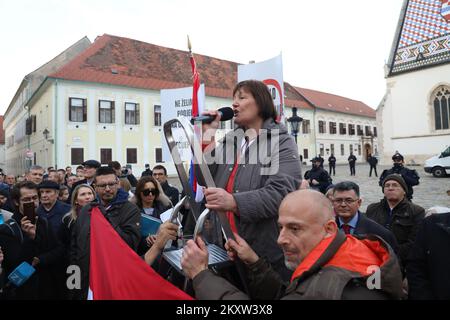 Manifestanti durante le manifestazioni a Zagabria, Croazia, il 13 novembre 2021. Molte persone si sono riunite per protestare contro i certificati COVID, il che significa che i cittadini devono essere vaccinati o avere un test negativo per entrare in alcune aree pubbliche. La protesta è stata organizzata da Vigilare, associazione cattolica coattiva, di fronte a San Piazza Marco. Foto: Emica Elvedij/PIXSELL Foto Stock