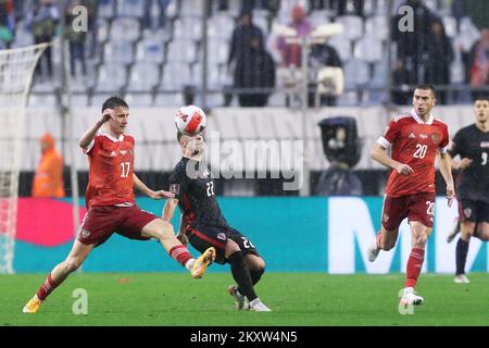 SPALATO, CROAZIA - 14 NOVEMBRE: Aleksandr Golovin della Russia in azione con Josip Juranovic della Croazia durante la partita di qualificazione della Coppa del mondo FIFA 2022 tra la Croazia e la Russia allo Stadio Poljud il 14 novembre 2021 a Spalato, Croazia. Foto: Goran Stanzl/PIXSELL Foto Stock