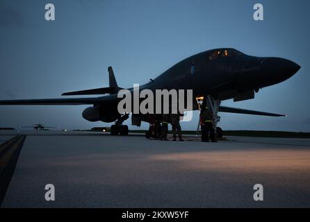 Due Stati Uniti Air Force B-1B Lancers assegnati al 37th Expeditionary Bomb Squadron, Ellsworth Air Force base, South Dakota, si preparano a parcheggiare dopo aver completato una missione Bomber Task Force a Andersen AFB, Guam, 17 novembre 2022. Queste missioni aumentano la disponibilità, ad includere congiunta e multilaterale, a rispondere a qualsiasi potenziale crisi o sfida nell'Indo-Pacifico. (STATI UNITI Air Force foto di Senior Airman Yosselin Campos) Foto Stock