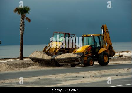 Uragano alluvione/tempesta tropicale - Gulfport, Miss. , 5 settembre 2012 Endloaders sabbia chiara fuori dell'autostrada 90 e aree di parcheggio spiaggia spinto in su da vento e tempesta da uragano Isaac. FEMA sta fornendo assistenza pubblica a diverse contee del Mississippi che contribuirà a coprire i costi per la pulizia delle spiagge e delle autostrade. . Uragano Mississippi Isaac. Fotografie relative a disastri e programmi, attività e funzionari di gestione delle emergenze Foto Stock