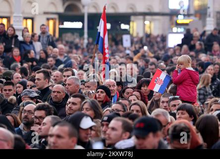 I manifestanti si sono radunati contro le restrizioni della malattia del coronavirus (COVID-19) e i mandati vaccinali in Piazza Ban Jelacic a Zagabria, Croazia, il 20 novembre 2021. Tutti i dipendenti del settore pubblico, nonché tutte le persone che hanno bisogno dei loro servizi per qualsiasi motivo, dovranno avere la prova di aver contratto e recuperato in precedenza la malattia causata dal nuovo coronavirus, la vaccinazione contro la SARS-COV-2 o un risultato negativo recentemente ottenuto a partire dal novembre 16; 2021. Foto: Marko Prpic/PIXSELL Foto Stock