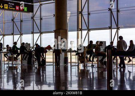 Barcellona, Spagna. nov 30th 2022. Il passeggero all'aeroporto come Londra a Barcellona El Prat in Spagna sta bordando più vicino al recupero mentre le operazioni di volo continuano ad aumentare di intensità negli ultimi due mesi. Photo credit: Alamy Live News Foto Stock