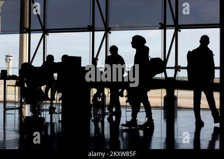 Barcellona, Spagna. nov 30th 2022. Il passeggero all'aeroporto come Londra a Barcellona El Prat in Spagna sta bordando più vicino al recupero mentre le operazioni di volo continuano ad aumentare di intensità negli ultimi due mesi. Photo credit: Alamy Live News Foto Stock