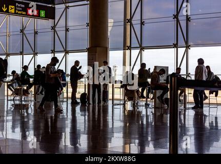 Barcellona, Spagna. nov 30th 2022. Il passeggero all'aeroporto come Londra a Barcellona El Prat in Spagna sta bordando più vicino al recupero mentre le operazioni di volo continuano ad aumentare di intensità negli ultimi due mesi. Photo credit: Alamy Live News Foto Stock