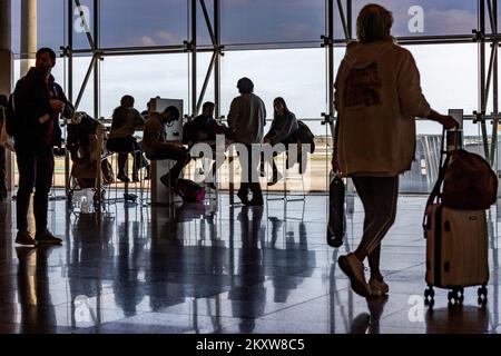 Barcellona, Spagna. nov 30th 2022. Il passeggero all'aeroporto come Londra a Barcellona El Prat in Spagna sta bordando più vicino al recupero mentre le operazioni di volo continuano ad aumentare di intensità negli ultimi due mesi. Photo credit: Alamy Live News Foto Stock