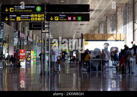 Barcellona, Spagna. nov 30th 2022. Il passeggero all'aeroporto come Londra a Barcellona El Prat in Spagna sta bordando più vicino al recupero mentre le operazioni di volo continuano ad aumentare di intensità negli ultimi due mesi. Photo credit: Alamy Live News Foto Stock