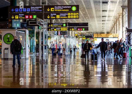 Barcellona, Spagna. nov 30th 2022. Il passeggero all'aeroporto come Londra a Barcellona El Prat in Spagna sta bordando più vicino al recupero mentre le operazioni di volo continuano ad aumentare di intensità negli ultimi due mesi. Photo credit: Alamy Live News Foto Stock