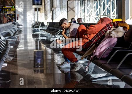 Barcellona, Spagna. nov 30th 2022. Il passeggero all'aeroporto come Londra a Barcellona El Prat in Spagna sta bordando più vicino al recupero mentre le operazioni di volo continuano ad aumentare di intensità negli ultimi due mesi. Photo credit: Alamy Live News Foto Stock