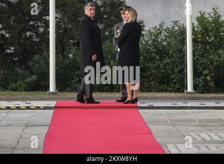 Il Presidente della Croazia Zoran Milanovic attende l'arrivo del Presidente francese Emmanuel Macron alla cerimonia ufficiale di benvenuto presso l'Ufficio del Presidente, a Zagabria, in Croazia, il 25 novembre 2021. Foto: Sanjin Strukic/PIXSELL Foto Stock