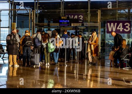 Barcellona, Spagna. nov 30th 2022. I passeggeri sono visti in attesa di imbarcare un aereo per Londra Stanstead come Londra - Barcellona El Prat in Spagna sta bordando più vicino al recupero mentre le operazioni di volo continuano ad aumentare di intensità negli ultimi due mesi. Photo credit: Alamy Live News Foto Stock