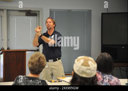 Uragano alluvione/tempesta tropicale - Gulfport, Miss. , 8 settembre 2012, Specialista di integrazione delle disabilità Mike Houston fornisce informazioni sull'assistenza in caso di calamità FEMA e sulla preparazione a una riunione di persone con problemi di udito. . Uragano Mississippi Isaac. Fotografie relative a disastri e programmi, attività e funzionari di gestione delle emergenze Foto Stock