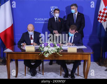 Alla presenza del primo ministro Andrej Plenkovic e del presidente francese Emmanuel Macron, del ministro croato della Difesa Mario Banozic e del CEO di Dassault Aviation Eric Trappier hanno firmato un contratto aggiuntivo per l'acquisto di un aeromobile Rafale presso l'edificio governativo Banski Dvori a Zagabria, Croazia, il 25 novembre 2021. Foto: Patrik Macek/PIXSELL Foto Stock