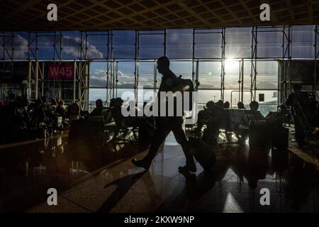 Barcellona, Spagna. nov 30th 2022. I passeggeri sono visti in attesa di imbarcare un aereo per Londra Stanstead come Londra - Barcellona El Prat in Spagna sta bordando più vicino al recupero mentre le operazioni di volo continuano ad aumentare di intensità negli ultimi due mesi. Photo credit: Alamy Live News Foto Stock