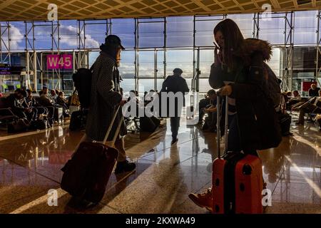 Barcellona, Spagna. nov 30th 2022. I passeggeri sono visti in attesa di imbarcare un aereo per Londra Stanstead come Londra - Barcellona El Prat in Spagna sta bordando più vicino al recupero mentre le operazioni di volo continuano ad aumentare di intensità negli ultimi due mesi. Photo credit: Alamy Live News Foto Stock