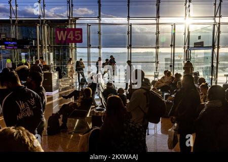 Barcellona, Spagna. nov 30th 2022. I passeggeri sono visti in attesa di imbarcare un aereo per Londra Stanstead come Londra - Barcellona El Prat in Spagna sta bordando più vicino al recupero mentre le operazioni di volo continuano ad aumentare di intensità negli ultimi due mesi. Photo credit: Alamy Live News Foto Stock