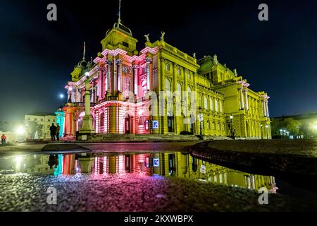 Luci della città nella notte dell'inizio dell'Avvento di fronte alla costruzione del Teatro Nazionale Croato e l'atmosfera festosa sulle strade della capitale, a Zagabria, Croazia, il 27 novembre 2021. Foto: Davor Puklavec/PIXSELL Foto Stock