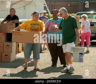 I volontari stanno assistendo i superstiti dell'uragano. Louisiana Hurricane Isaac. Fotografie relative a disastri e programmi, attività e funzionari di gestione delle emergenze Foto Stock